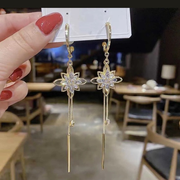 Elegant Gold Lotus Floral Drop Earrings - Picture 2 of 9